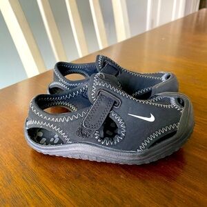 Nike toddler sandals Size 6